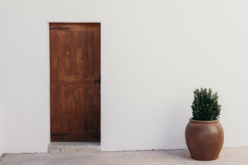 Puerta de madera y pared blanca