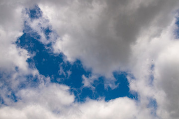 nuvole nel cielo primaverile