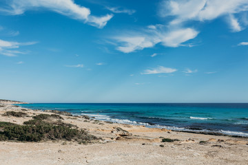 Mar turquesa y cielo azul
