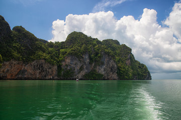 Widoki i egzotyczne krajobrazy i dzika roślinność Tajlandii. Piękne i piaszczyste plaże, lasy tropikalne i błękitna laguna. Skały i klify na oceanie.  © anettastar