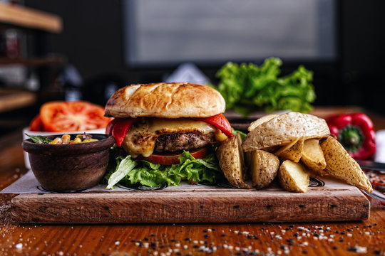 Food Style Photoshoot To Foods Such As Sandwiches, Hamburgers, Fries, Among Others 