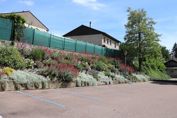 Parking extérieur zone bleue , ou stationnement gratuit à durée limitée avec disque horaire - Ville de Corbas - Département du Rhône - France