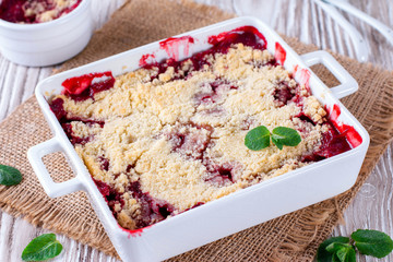 Crumble with strawberries