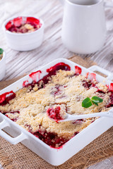 Crumble with strawberries