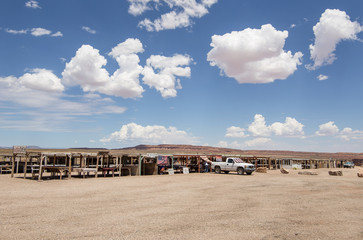 Fototapeta na wymiar Typical open-air Navajo market where products and jewels of their own tradition are sold - Typical Navaji market in the desert of Utah
