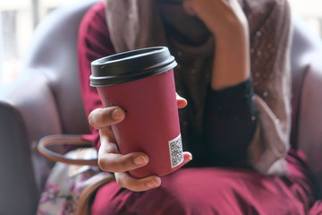 Fototapeta na wymiar Women hand holding coffee cup at cafe.
