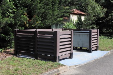 Local à poubelles extérieur en bois - Ville de Corbas - Département du Rhône - France