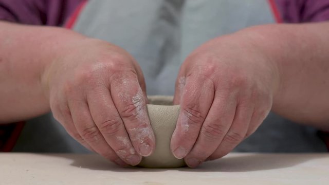 H&auml;nde formen eine Schale aus Ton