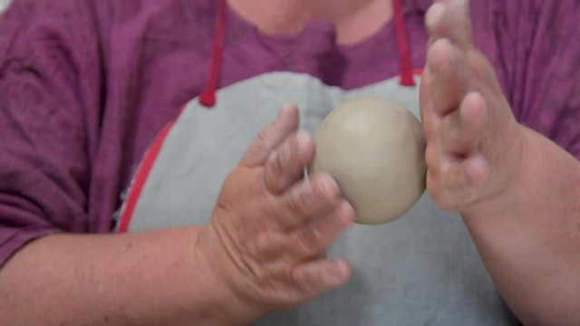 H&auml;nde formen eine Kugel aus Ton