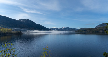 Mgła nad jeziorem Krøderen w Norwegii © Dreamnordno