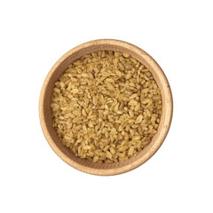 Kasza bulgur w małej miseczce z drewna na białym tle