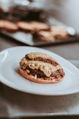 saftiger selbstgemachter cheeseburger aus reinem rinderhackfleisch