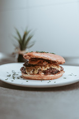 saftiger selbstgemachter cheeseburger aus reinem rinderhackfleisch