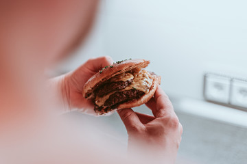 saftiger selbstgemachter cheeseburger aus reinem rinderhackfleisch