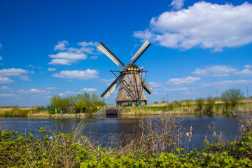 Naklejka premium rural landscape with windmills at famous tourist site Kinderdijk in Netherlands