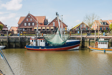 Schiff im Hafen von Neuharliegersiel