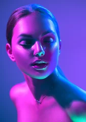 Poster High Fashion Model Frau in bunten hellen Neonlichtern posiert im Studio, Nachtclub. Porträt des schönen Mädchens im UV. Kunstdesign buntes Make-up. Auf buntem, lebendigem Hintergrund, © Subbotina Anna