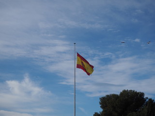 bandera de España con cielo azul