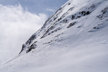 Góry Skandynawskie pokryte śniegiem w regionie Hemsedal w Norwegii  - obrazy, fototapety, plakaty