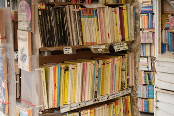 Używane książki na wystawie w sklepie na ulicy