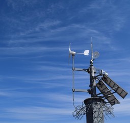 Maszt z wiatromierzem i panelami słonecznymi