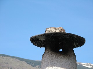 Stary kamienny okopcony komin