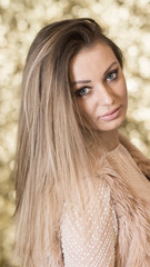 Naklejka premium Portret Pięknej Kobiety na złotym tle