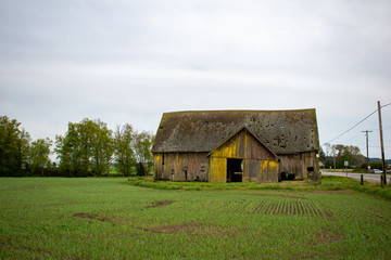 Fototapeta na wymiar ramshackle barn
