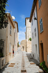 Fototapeta na wymiar Narrow street in old town of Antibes, French Riviera, Provence, France