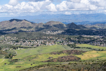 Obraz premium Mountaintop view of nature park meadows and suburban homes in scenic Newbury Park near Los Angeles, California.