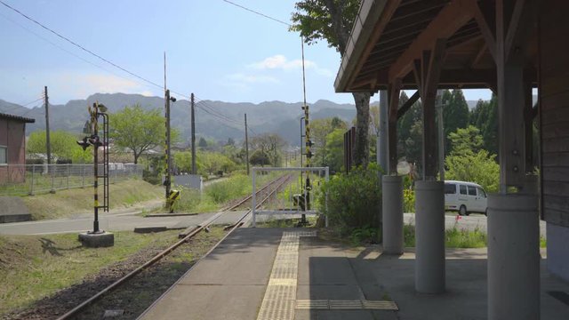 田舎　誰もいない駅のホーム
