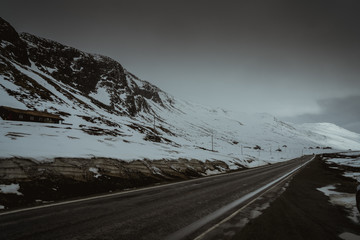 Góry Skandynawskie pokryte śniegiem w regionie Hemsedal w Norwegii
