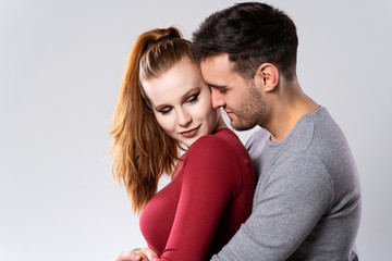 Ehepaar, junges Pärchen im Glück, schöne Frau mit roten Haaren und junger durchtrainierter Mann