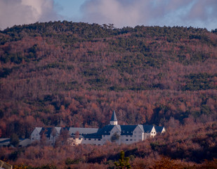 Hotel en la montaña en otoño