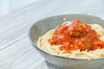 Plato de espaguetis con boloñesa y albóndigas veganas