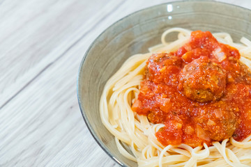 Plato de espaguetis con boloñesa y albóndigas veganas