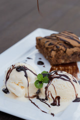 Chocolate brownie with vanilla ice cream