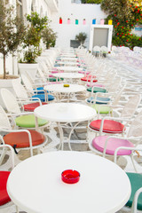 verwaiste Tische in einem Restaurant, Aussenbereich