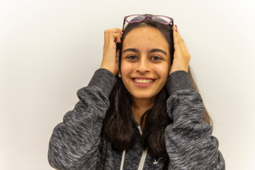 JOVEN MUJER SPANISH CON GAFAS , JOVEN CON GAFAL , ESTUDIANTE , NIÑA FELIZ , NIÑA RIENDO , JOVEN...