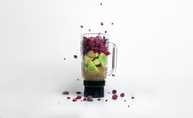 Smoothie Mixer mit verschiedenem Obst und Saft, Bunter Mixer mit Melone, Himbeeren, Johannisbeeren...