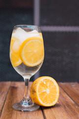 trago preparado con rodajas de naranja, vodka y hielo