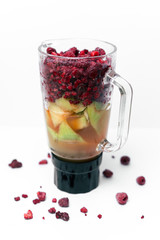 Smoothie Mixer mit verschiedenem Obst und Saft, Bunter Mixer mit Melone, Himbeeren, Johannisbeeren und Apfelsaft
