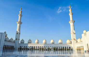 Fototapeta na wymiar White Marble Sheikh Zayed Grand Mosque, Abu Dhabi UAE , United Arab Emirates