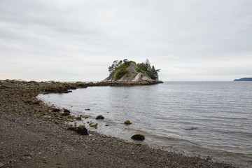 Obraz premium beach and rocks with small island at Whytecliff Park in West Vancouver, BC Canada