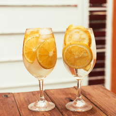 tragos hechos en casa de rodajas de naranja, vodka y hielo