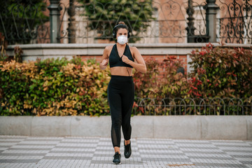 girl does sports with a mask on the street during the confinement of coronavirus