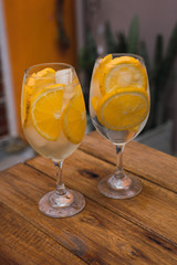 tragos hechos en casa de rodajas de naranja, vodka y hielo