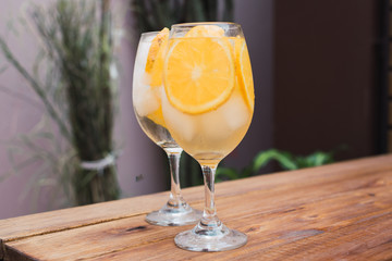 tragos hechos en casa de rodajas de naranja, vodka y hielo