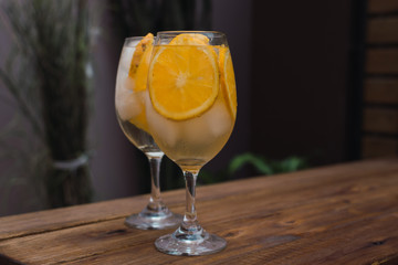 tragos hechos en casa de rodajas de naranja, vodka y hielo