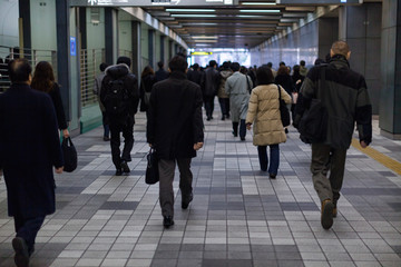 Obraz premium 暗いイメージの通勤風景